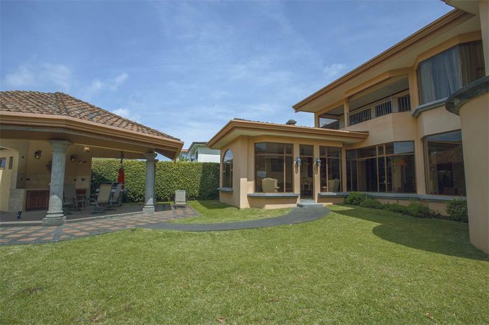 Casa con Aire Mediterraneo, Heredia Costa Rica en San Isidro, Heredia — $798,000 - Foto 2 de 18