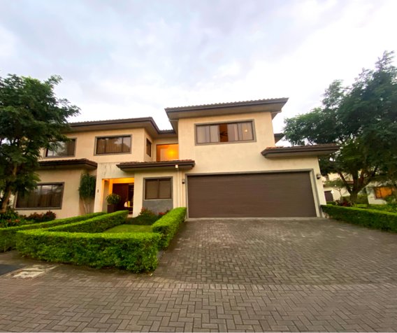 Casa en Condomino en Residencial Hacienda del Sol. en Santa Ana, San José — $725,000
