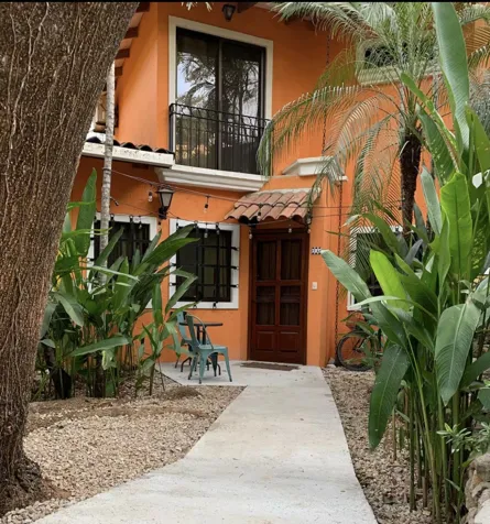 Casa renovada a corta distancia de Playa Tamarindo en Tamarindo, Santa Cruz, Guanacaste — $299,000 - Foto 2 de 11