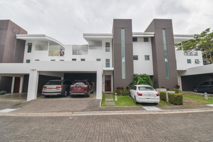 Casa de 3 Habitaciones + Sala de TV en Santa Ana in Pozos, Santa Ana, San José — ₡ 250 000 000