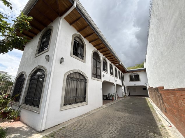 VENTA DE 2 CASAS EN CONDOMINIO EN TREJOS MONTEALEGRE, ESCAZÚ en San Rafael, Escazú, San José — $400,000