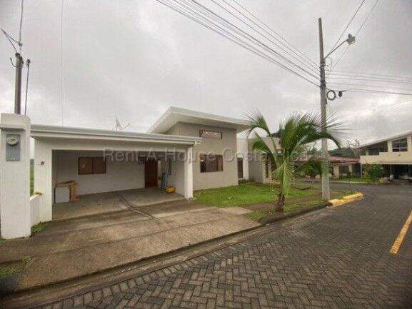 Alquiler casa moderna 4 habitaciones con jardín y techos altos #26-1832 GS en Puente De Piedra, Grecia, Alajuela — $1,350