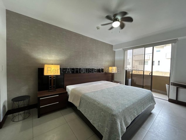 Venta de apartamento esquinero con amplias amenidades y 2 parqueos #27-1055 GS en Pozos, Santa Ana, San José — $255,000 - Foto 1 de 10
