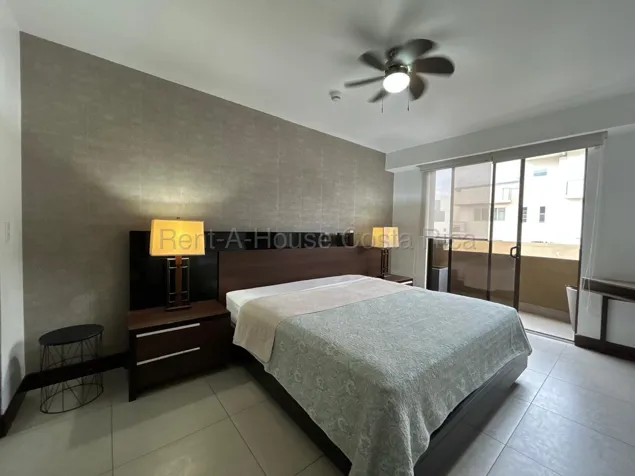 Venta de apartamento esquinero con amplias amenidades y 2 parqueos #27-1055 GS en Pozos, Santa Ana, San José — $255,000