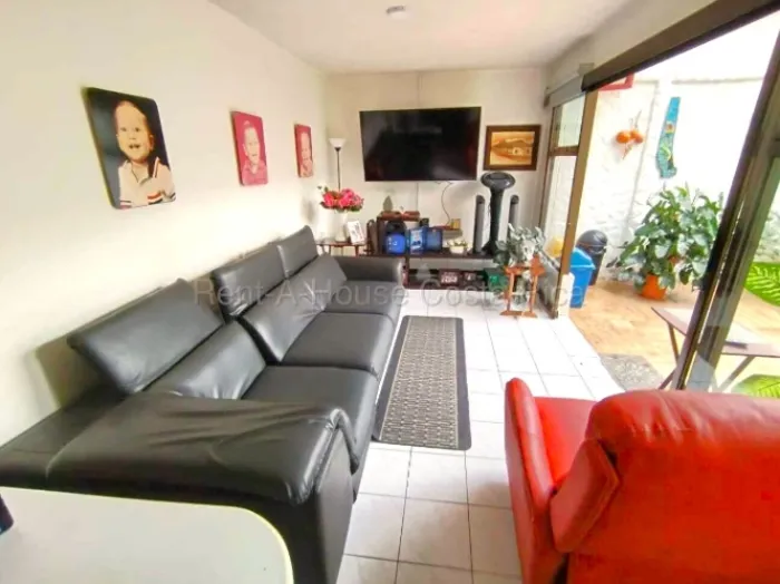 ALQUILER DE HERMOSA CASA EN RESIDENCIAL EN LAGUNILLA DE HEREDIA. en Heredia — ₡ 585 000 - Foto 3 de 8