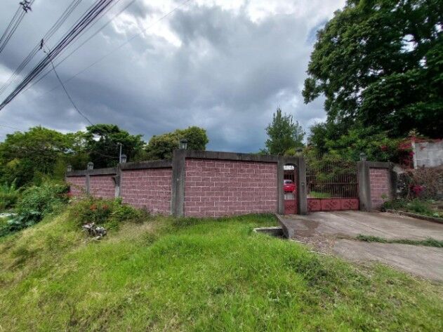 Se vende casa en San Rafael Heredia 25-1806 en Ángeles, San Rafael, Heredia — ₡ 205 000 000
