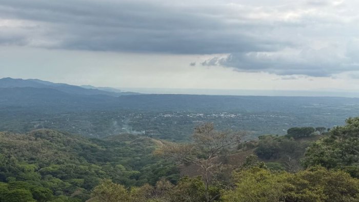 Gran finca con vistas impresionantes al Pacífico y al bosque. en Orotina, Alajuela — $1,995,000 - Foto 2 de 9