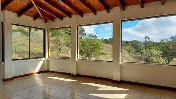 Casa en venta en San Jerónimo de Moravia | Amplio terreno y vistas panorámicas en San Jerónimo, Moravia, San José — $545,000 - Foto 4 de 20