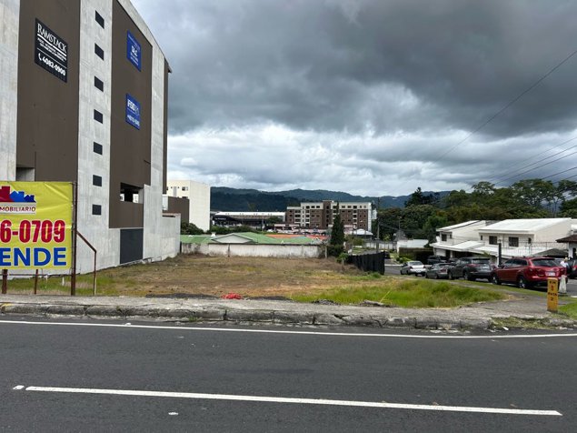 Aproveche! Lote de terreno a la par de Momentum Pinares. 1800 m2 en Curridabat, San José — $1,700,000 - Foto 3 de 14