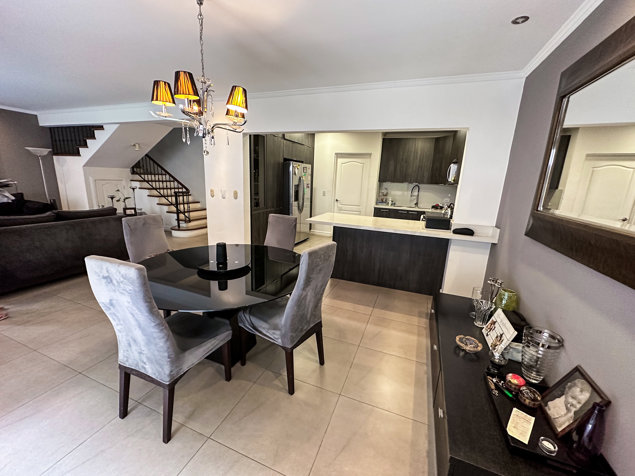 Amplia Casa en alquiler en Escazu con habitacion amplia en planta baja en Escazú, San José — $2,100 - Foto 3 de 14