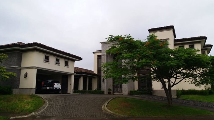 Bella Mansión en Condominio de Lujo Alajuela en San Antonio, Belén, Heredia — $595,000 - Foto 2 de 13