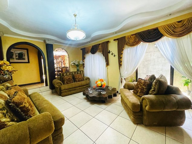 Casa en venta en la Uruca. Uso de suelo mixto y esquinera! P358 en Uruca, San José — $350,000