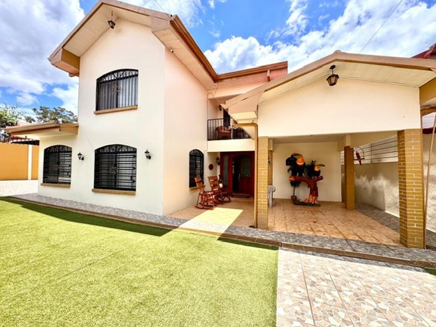 Turn Key Spacious Home with Pool- Grecia Alajuela en Grecia, Alajuela — $364,000