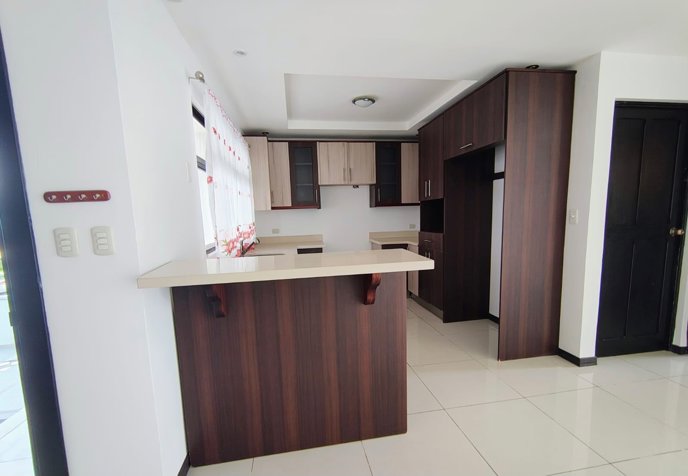 Alquiler de Casa en Condominio Riveras del Irazú en San Nicolás, Cartago — ₡ 660 000