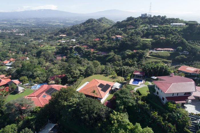 Propiedad de 3 viviendas con 2 entradas independientes con ingresos en Atenas, Alajuela — $1,689,000