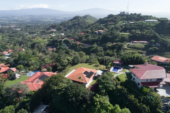 Propiedad de 3 viviendas con 2 entradas independientes con ingresos en Atenas, Alajuela — $1,689,000