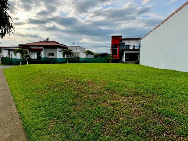 VENTA DE LOTE ESQUINERO EN CONDOMINIO LOMAS DEL BOSQUE, GRECIA ALAJUELA. en Puente De Piedra, Grecia, Alajuela — ₡ 86 400