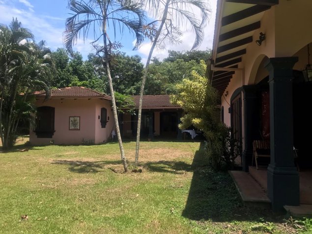 VENTA DE FINCA CON CASA Y APARTAMENTO, ALAJUELA, LA GUÁCIMA en Guácima, Alajuela — $1,400,000 - Foto 3 de 11