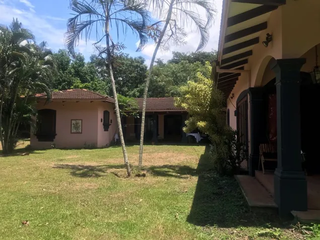 VENTA DE FINCA CON CASA Y APARTAMENTO, ALAJUELA, LA GUÁCIMA en Guácima, Alajuela — $1,400,000 - Foto 3 de 11