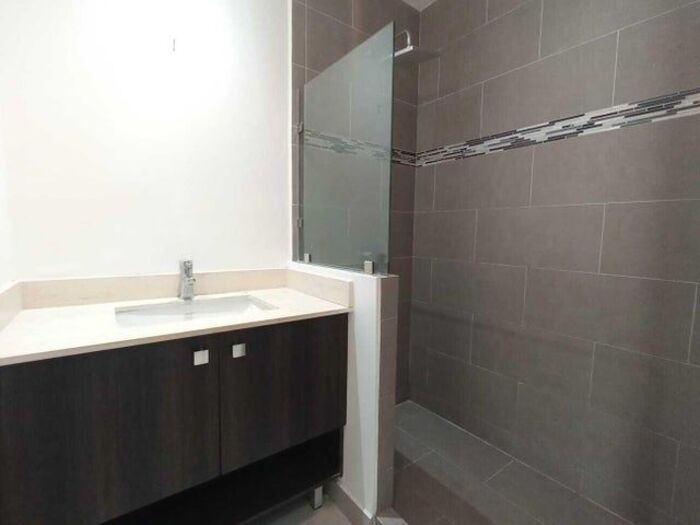 Se alquila moderno apartamento en Pinares de Curridabat 26-664 in Curridabat, San José — $1,000
