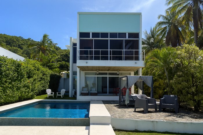 En Playa Tivives, Casa frente al Mar con piscina para Alquiler. en Caldera, Esparza, Puntarenas — $4,000