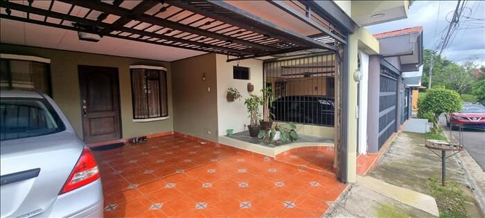 Se vende hermosa casa en residencial  en San Vicente, Moravia, San José — ₡ 85 000 000