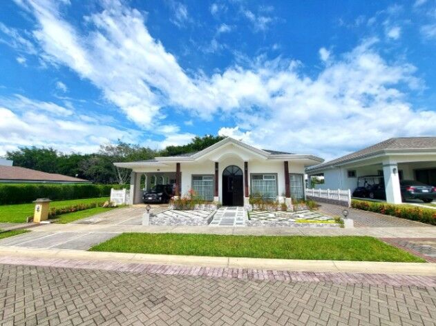 Se vende casa en La Guacima Alajuela 24-919 en Guácima, Alajuela — $420,000