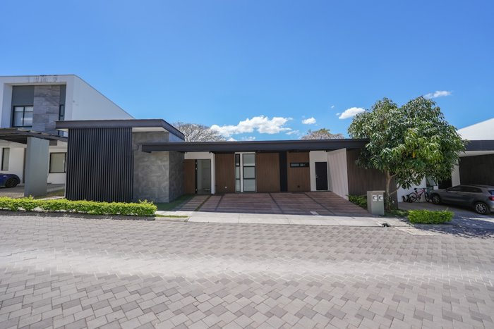 Casa de una Planta con 3 Habitaciones y Piscina en Santa Ana en Pozos, Santa Ana, San José — $550,000