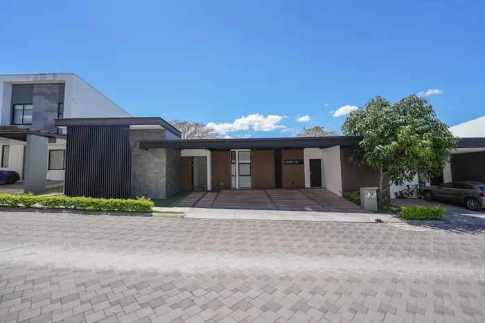 Casa de una Planta con 3 Habitaciones y Piscina en Santa Ana en Pozos, Santa Ana, San José — $550,000