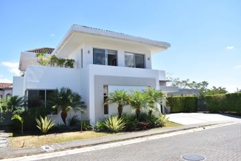 Casa Contemporánea en Santa Ana en Piedades, Santa Ana, San José — $680,000 - Foto 2 de 33