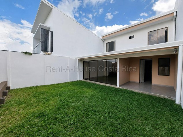 Casa de 3 habitaciones con patio en Heredia in San Francisco, Heredia — $240,000