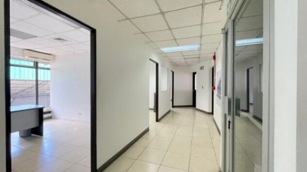 Se vende amplio edificio comercial en Uruca San José 25-1357 en Uruca, San José — $5,500,000