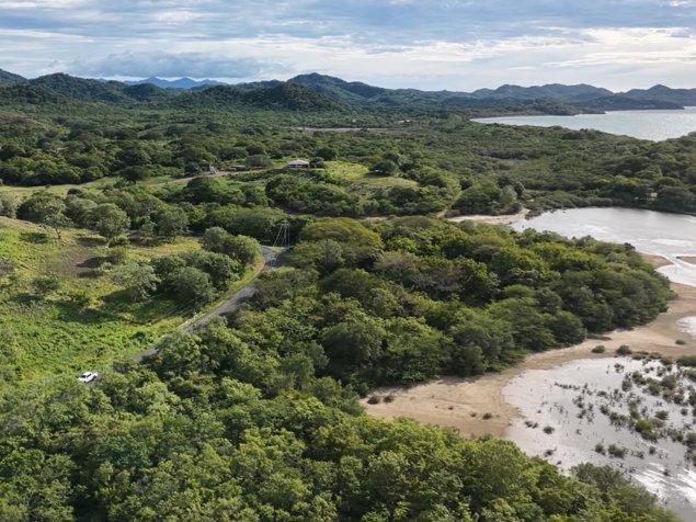 Oportunidad de Inversión | Terreno de 6.000 m² con vista al mar in La Cruz, Guanacaste — $450,000 - Photo 3 of 15