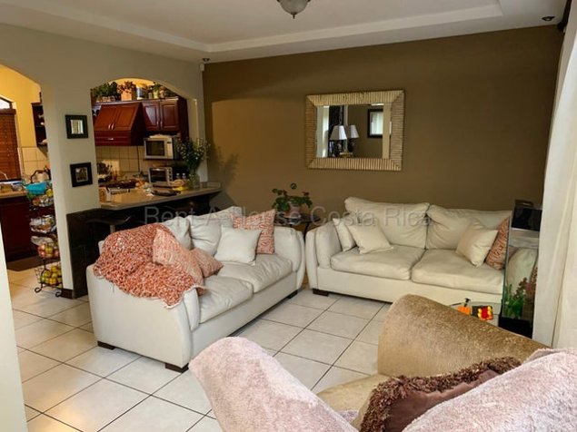 Casa con terrazas y patio interno en San Francisco de Heredia in San Francisco, Heredia — ₡ 129 000 000