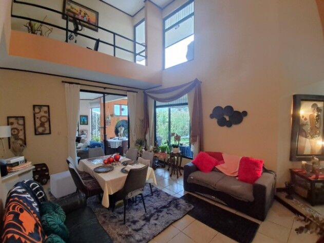 VENTA CASA EN HEREDIA CON TERRENO AMPLIO Y HERMOSAS VISTAS. en San Rafael, Heredia — $975,000