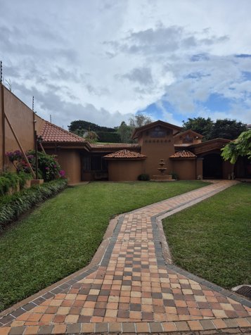 RESIDENCIA DE LUJO CON POTENCIAL COMERCIAL EN SANTO DOMINGO DE HEREDIA in Pará, Santo Domingo, Heredia — $1,650,000