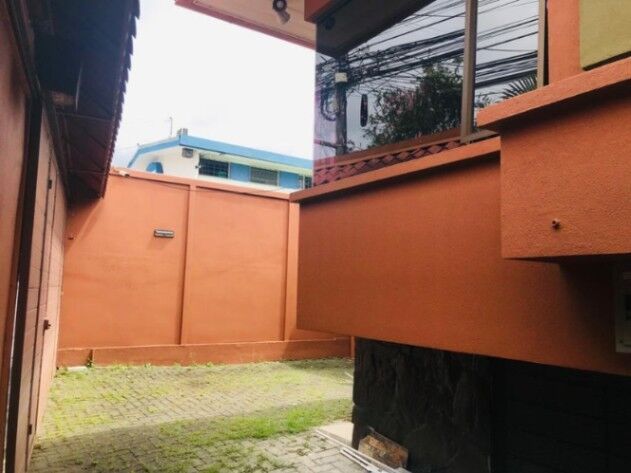 "Oportunidad Única en San José: Espacio Versátil y Confortable para Vivir e Invertir" en Catedral, San José — $350,000