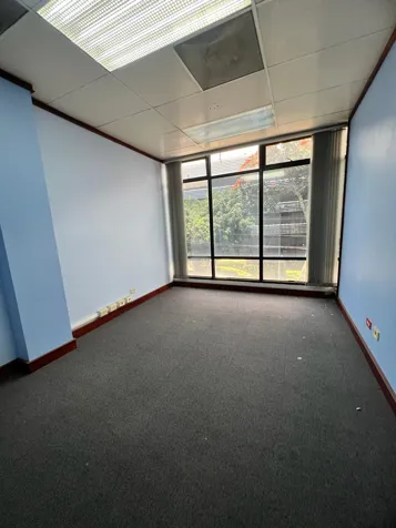 Venta de espacioso edificio comercial en San José Centro en Carmen, San José — $2,750,000 - Foto 2 de 7