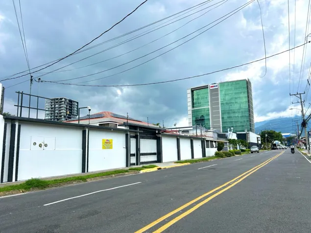 Oficina amplia y moderna en Rohrmoser. Excelente inversión! en San Rafael, Escazú, San José — $1,950,000