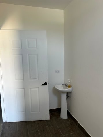 Bodega en alquiler en Guachipelín – 221 m² en dos niveles in Escazú, San José — $2,750 - Photo 2 of 15