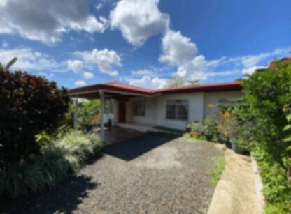 CASA CON JARDÍN EN VENTA EN PLENO CENTRO DE PÉREZ ZELEDÓN. in San Isidro De El General, Pérez Zeledón, San José — $199,999