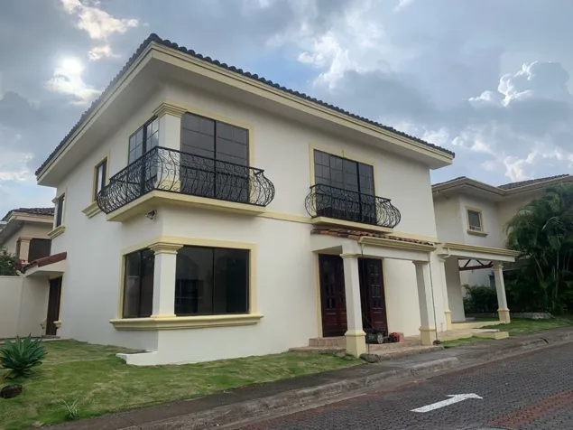 Venta de Casa con Inquilino Incluido Cond. La Jolla, Heredia, Belén en La Asunción, Belén, Heredia — $390,000
