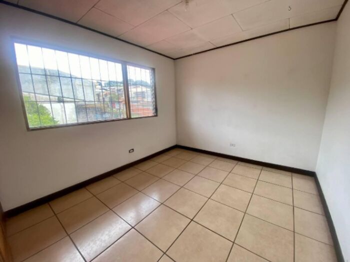 Propiedad en venta en Santo Domingo de Heredia con uso mixto y amplio parqueo #26-1893 GS en Santo Tomás, Santo Domingo, Heredia — $435,000