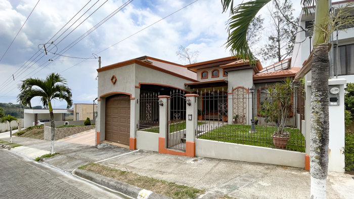 House for sale in Grecia in gated community, Las Calas in Bolívar, Grecia, Alajuela — ₡ 107 000 000