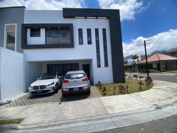 MLS-26-522 LS VENTA HERMOSA CASA SAN RAFAEL ESCAZU  en San Rafael, Escazú, San José — $335,000