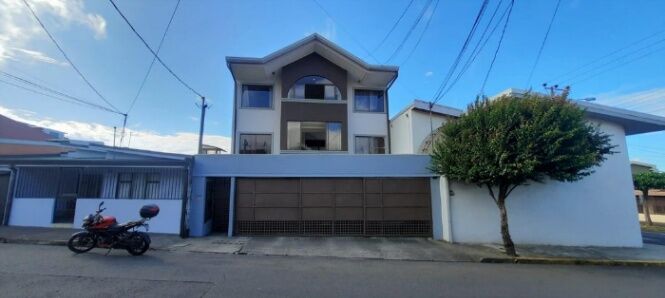 Se vende edificio con 6 apartamentos para inversión en Heredia 25-363 in Heredia — ₡ 242 000 000