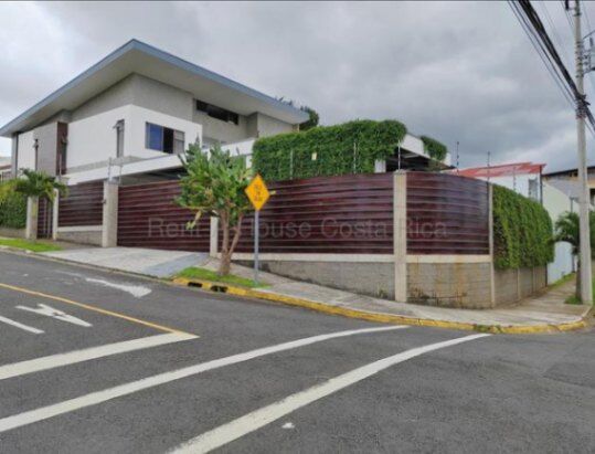 MLS-27-71 LS VENTA CASA SAN PEDRO SAN JOSE CONTACTENOS AL # 86127562 in San Pedro, Montes De Oca, San José — $575,000