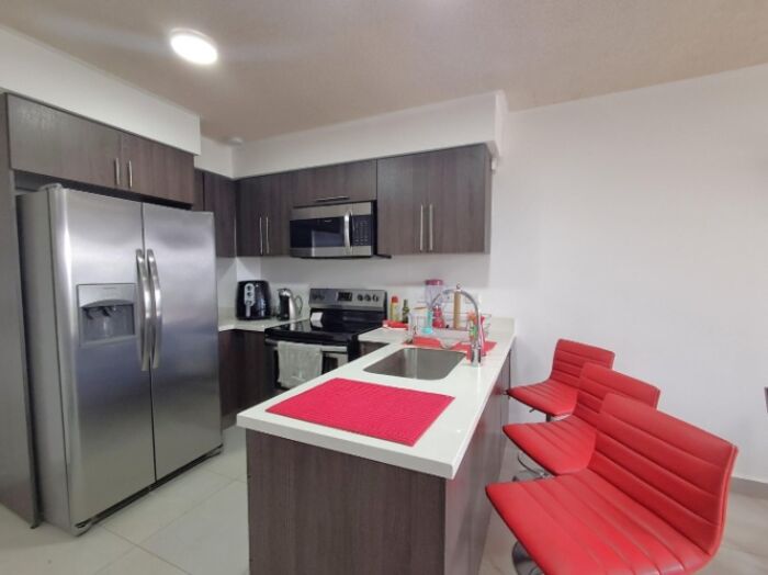 VENTA DE APARTAMENTO CON DOS PARQUEOS EN CONDOMINIO ALTAMIRA en Heredia — $200,000
