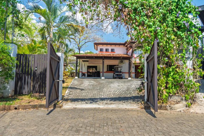 Casa de Lujo con Piscina y Vista a la Montaña Cerca de Tamarindo en Tamarindo, Santa Cruz, Guanacaste — $749,000 - Foto 2 de 18