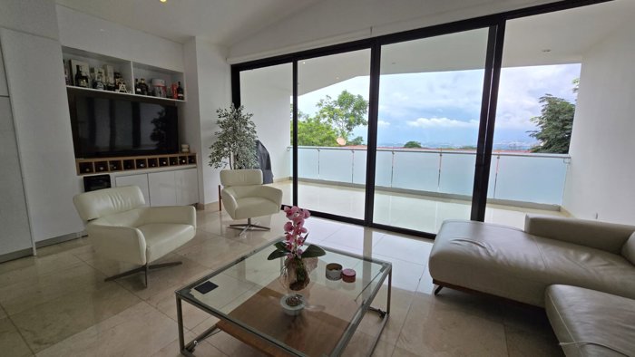 Alquiler de amplia y moderna casa en Escazú en San Antonio, Escazú, San José — $3,700 - Foto 3 de 13
